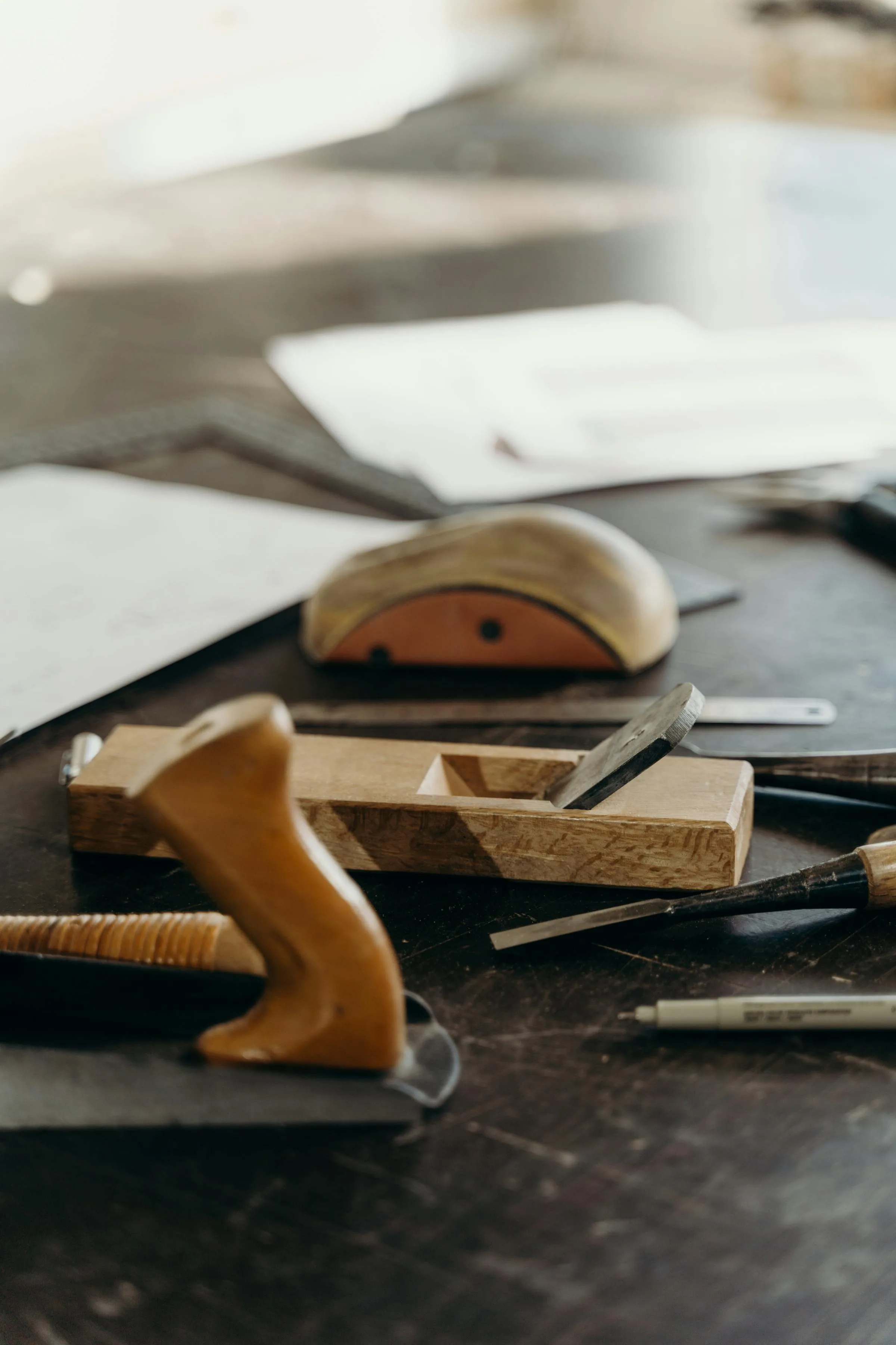 Werkstatt mit Werkzeugen — Symbolbild für solides Handwerk